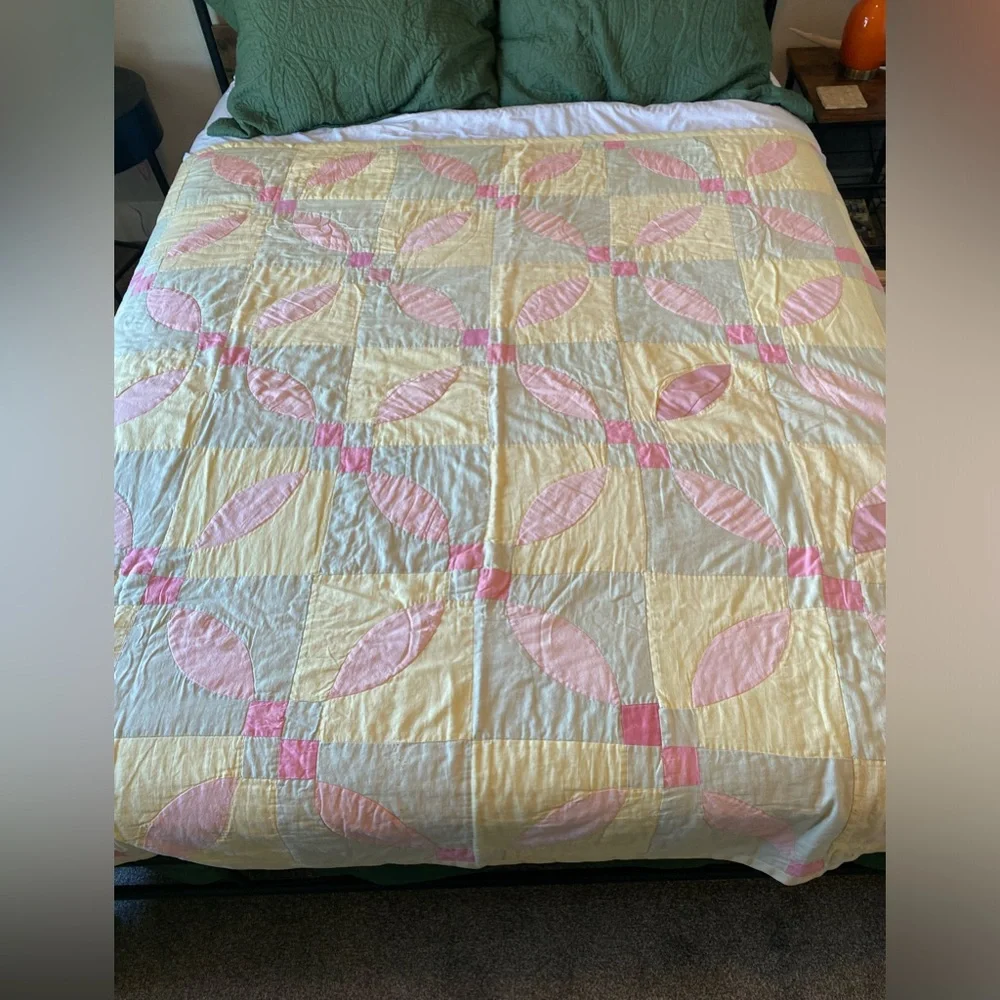 Elegant Pink and Cream Quilt Vintage 68”/77”